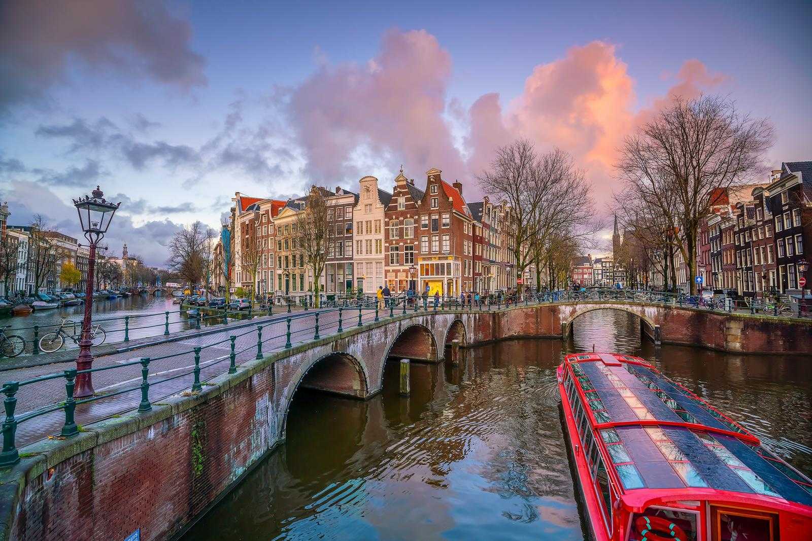 Amsterdam Canal Cruise Cruise with Cheese & Wine