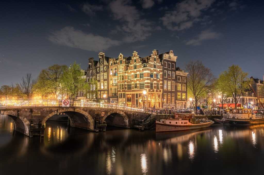 Exploring the most iconic buildings and views along the Amsterdam Canals