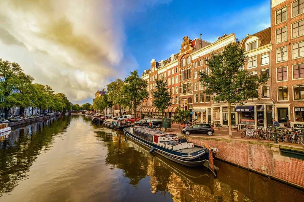 Winding Through the Centuries An Insider's Guide to Amsterdam's Jewish Quarter